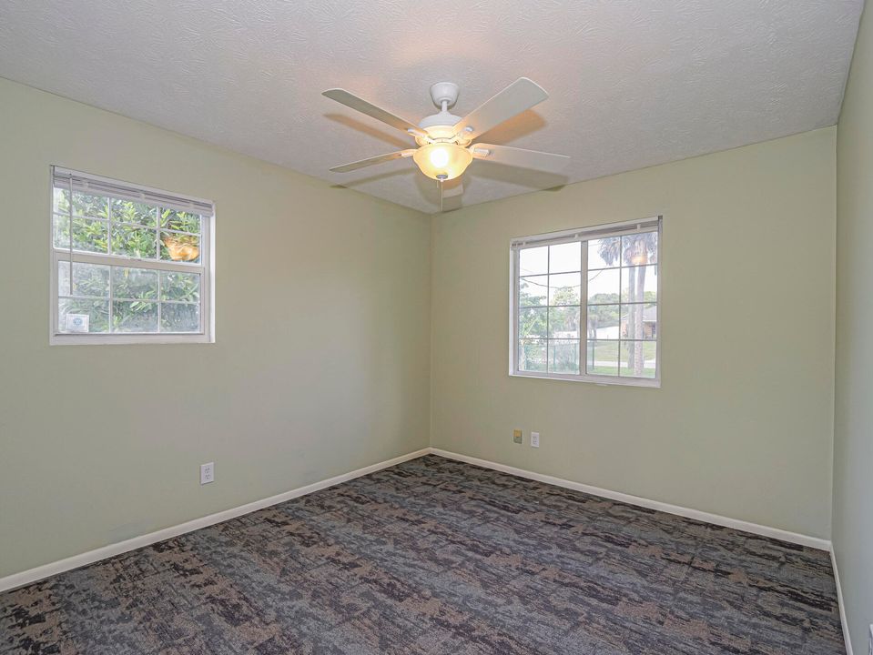 Под контрактом: $314,900 (4 спален, 2 ванн, 1326 Квадратных фут)