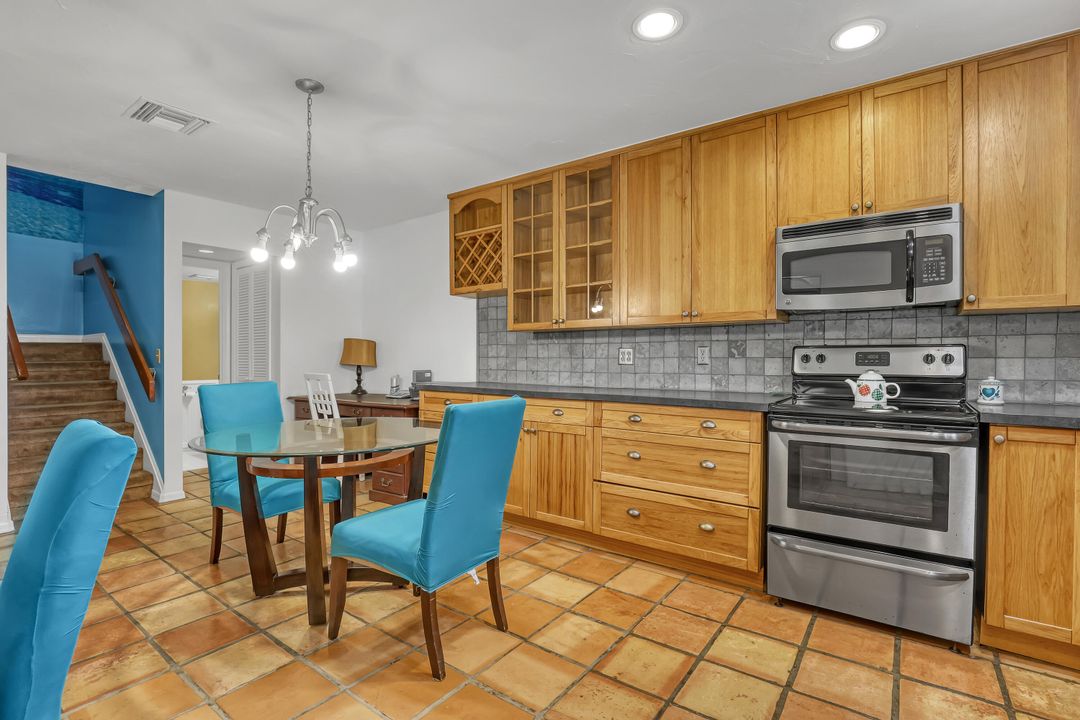 Под контрактом: $235,000 (2 спален, 2 ванн, 1384 Квадратных фут)