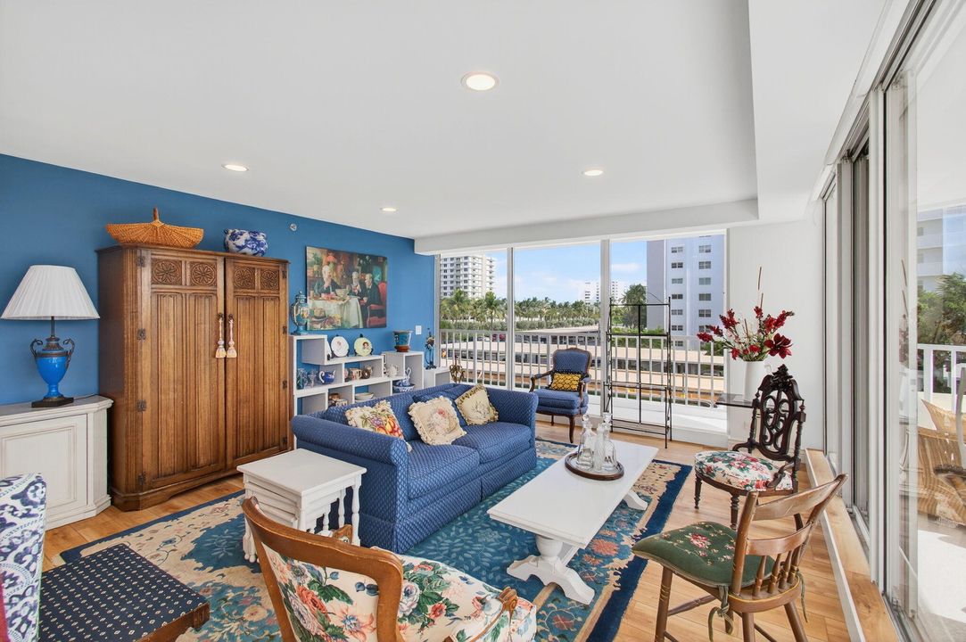 Под контрактом: $1,150,000 (3 спален, 2 ванн, 2321 Квадратных фут)