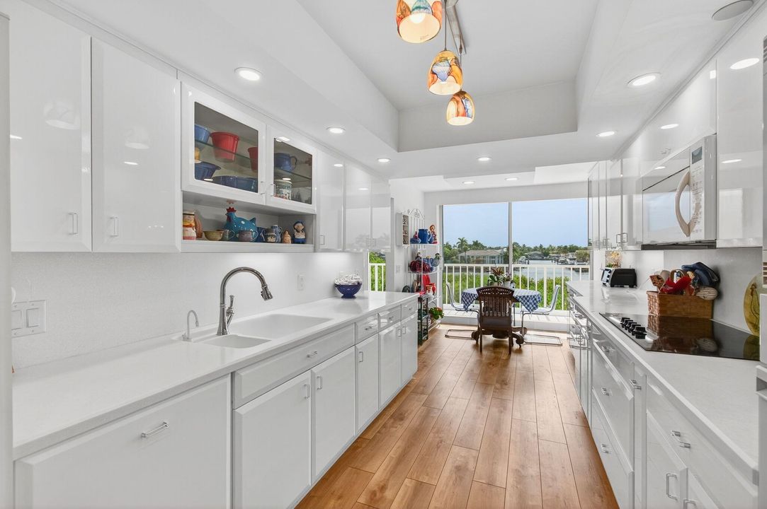 Под контрактом: $1,150,000 (3 спален, 2 ванн, 2321 Квадратных фут)