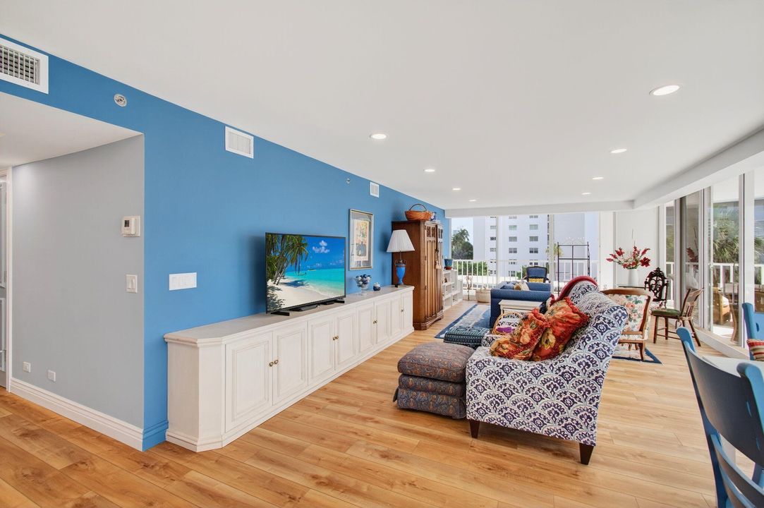 Под контрактом: $1,150,000 (3 спален, 2 ванн, 2321 Квадратных фут)