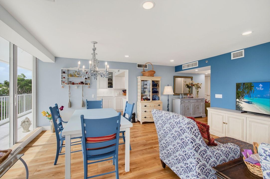 Под контрактом: $1,150,000 (3 спален, 2 ванн, 2321 Квадратных фут)