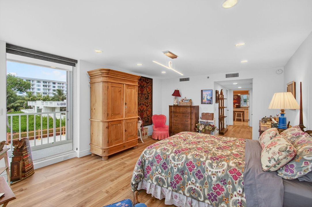 Под контрактом: $1,150,000 (3 спален, 2 ванн, 2321 Квадратных фут)