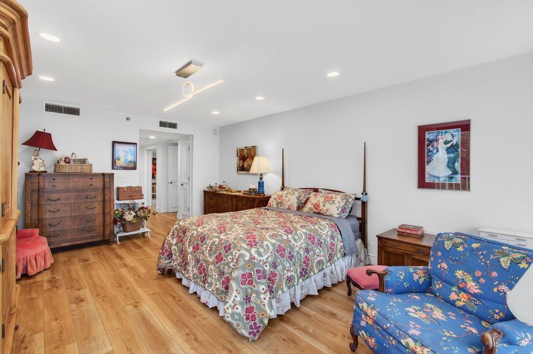 Под контрактом: $1,150,000 (3 спален, 2 ванн, 2321 Квадратных фут)