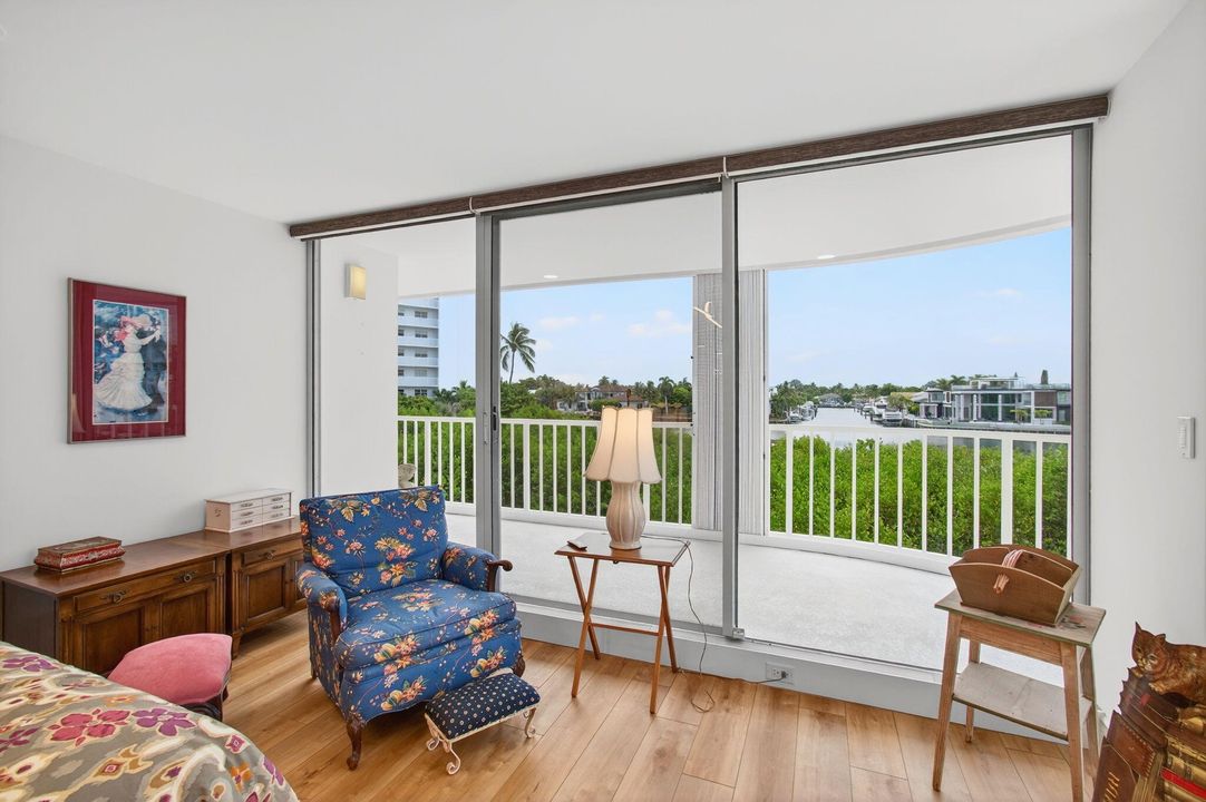 Под контрактом: $1,150,000 (3 спален, 2 ванн, 2321 Квадратных фут)