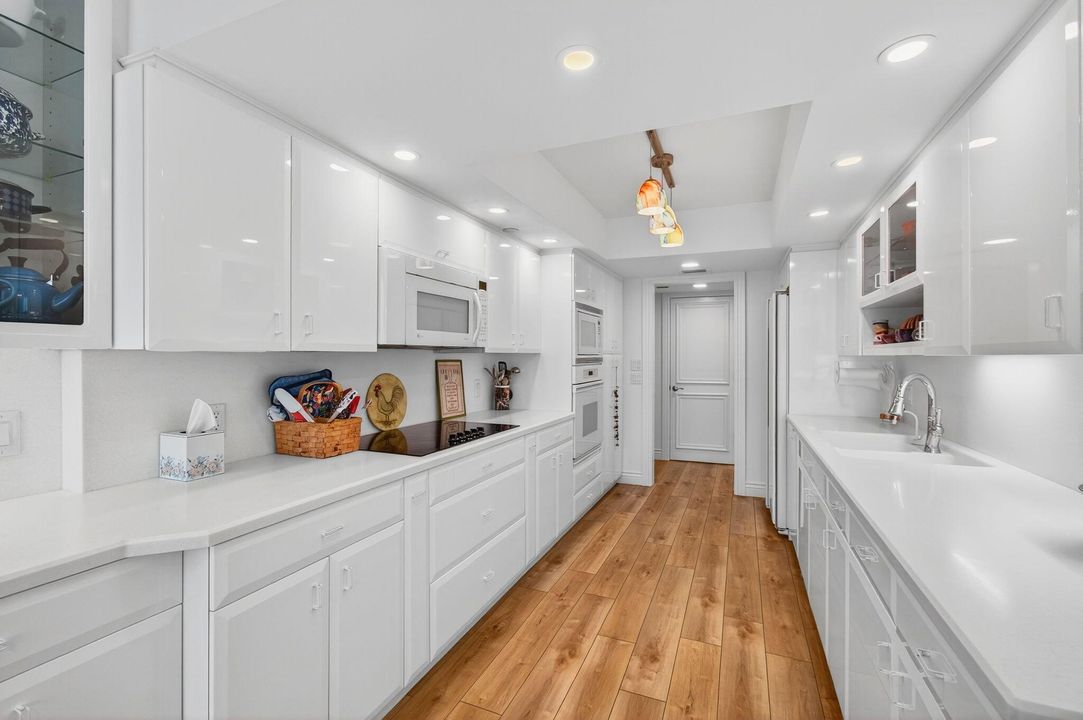 Под контрактом: $1,150,000 (3 спален, 2 ванн, 2321 Квадратных фут)