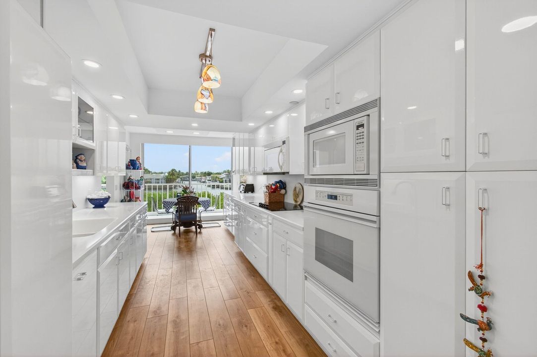 Под контрактом: $1,150,000 (3 спален, 2 ванн, 2321 Квадратных фут)