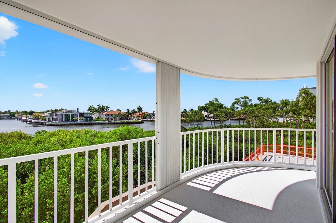 Под контрактом: $1,150,000 (3 спален, 2 ванн, 2321 Квадратных фут)