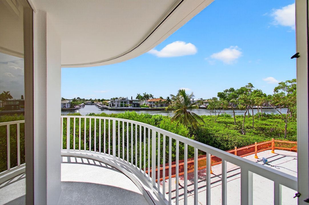 Под контрактом: $1,150,000 (3 спален, 2 ванн, 2321 Квадратных фут)