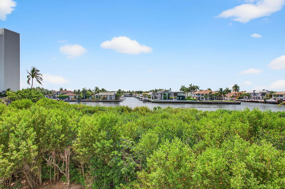 Под контрактом: $1,150,000 (3 спален, 2 ванн, 2321 Квадратных фут)