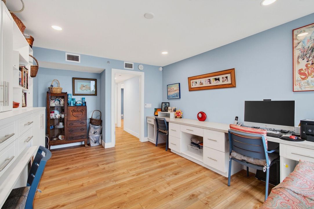 Под контрактом: $1,150,000 (3 спален, 2 ванн, 2321 Квадратных фут)