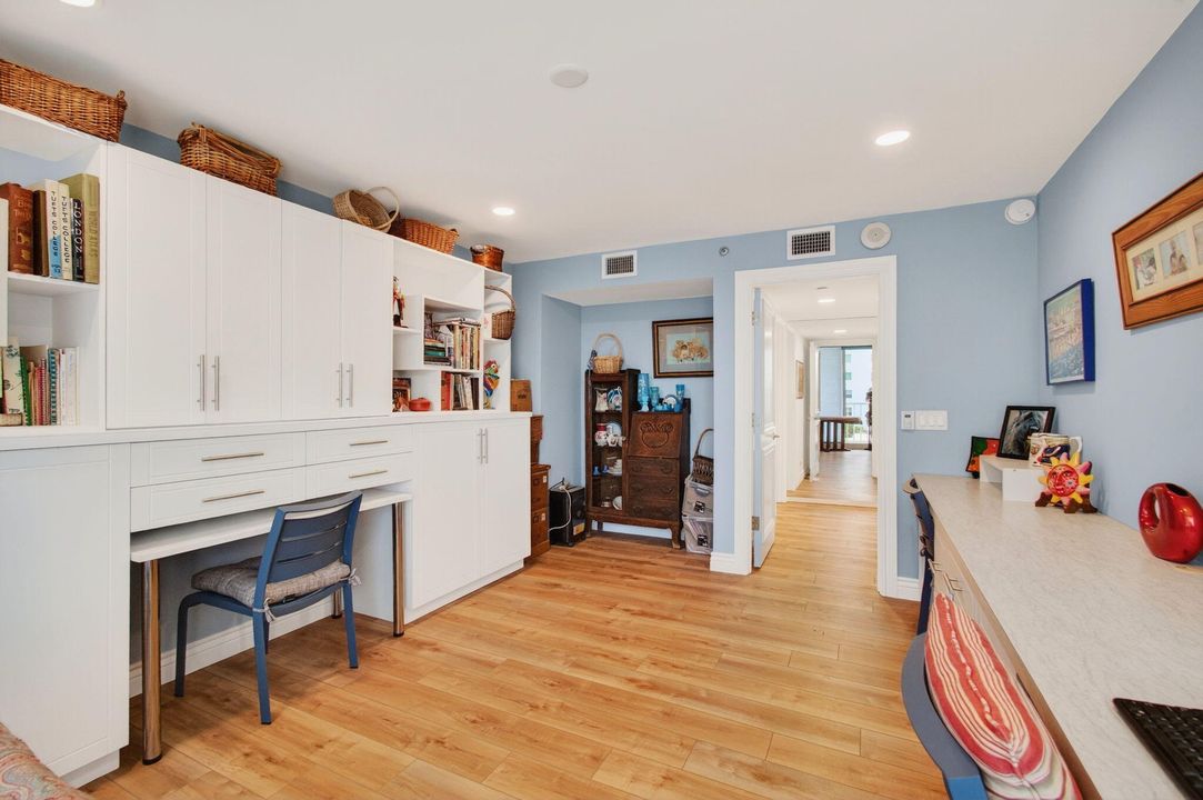 Под контрактом: $1,150,000 (3 спален, 2 ванн, 2321 Квадратных фут)