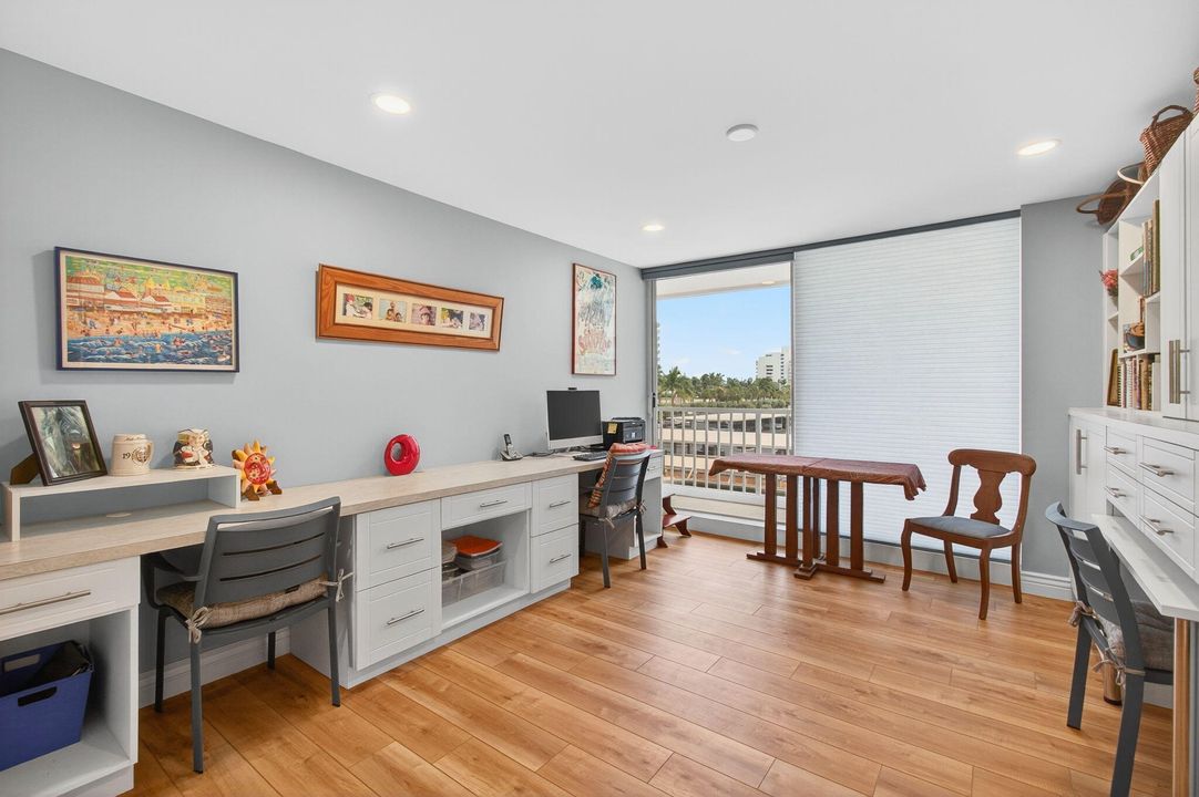 Под контрактом: $1,150,000 (3 спален, 2 ванн, 2321 Квадратных фут)