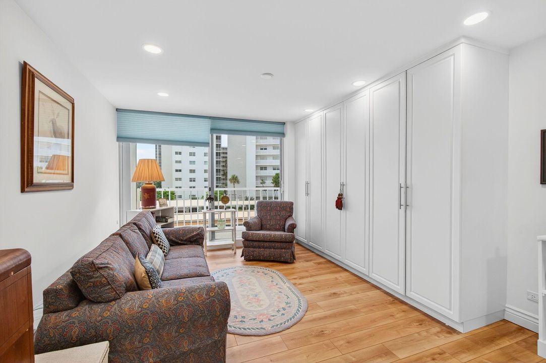 Под контрактом: $1,150,000 (3 спален, 2 ванн, 2321 Квадратных фут)