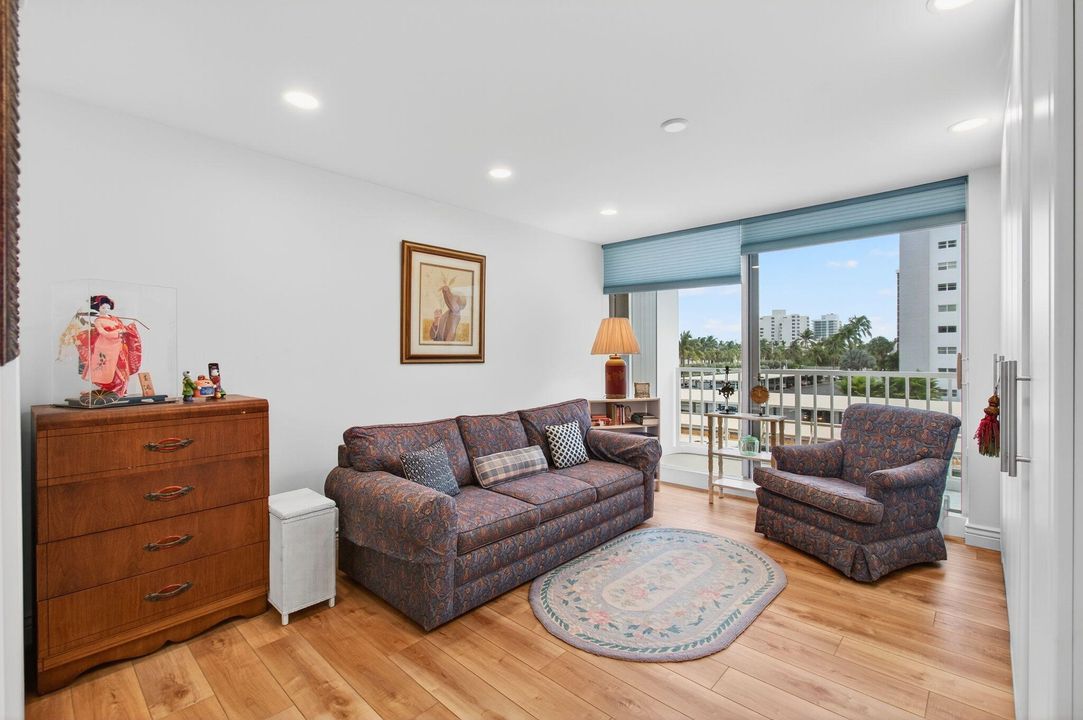 Под контрактом: $1,150,000 (3 спален, 2 ванн, 2321 Квадратных фут)