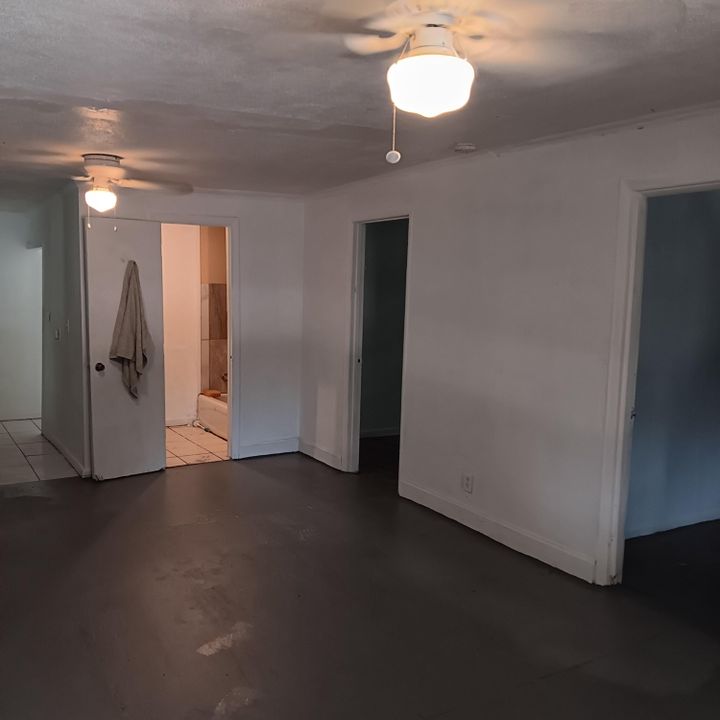 For Sale: $160,000 (3 beds, 1 baths, 829 Square Feet)