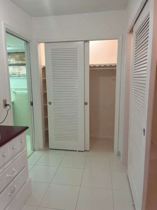 Active With Contract: $1,200 (0 beds, 1 baths, 600 Square Feet)