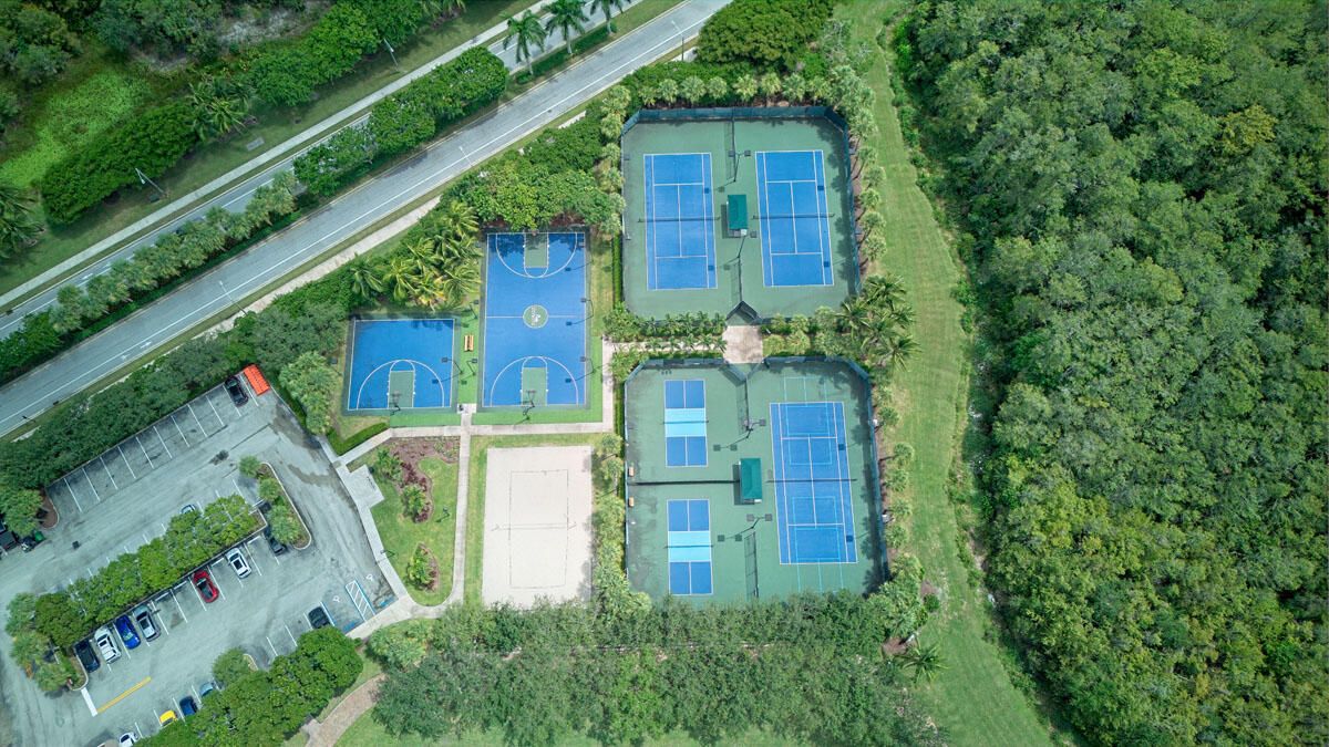 合同活跃: $799,000 (5 贝兹, 2 浴室, 3027 平方英尺)