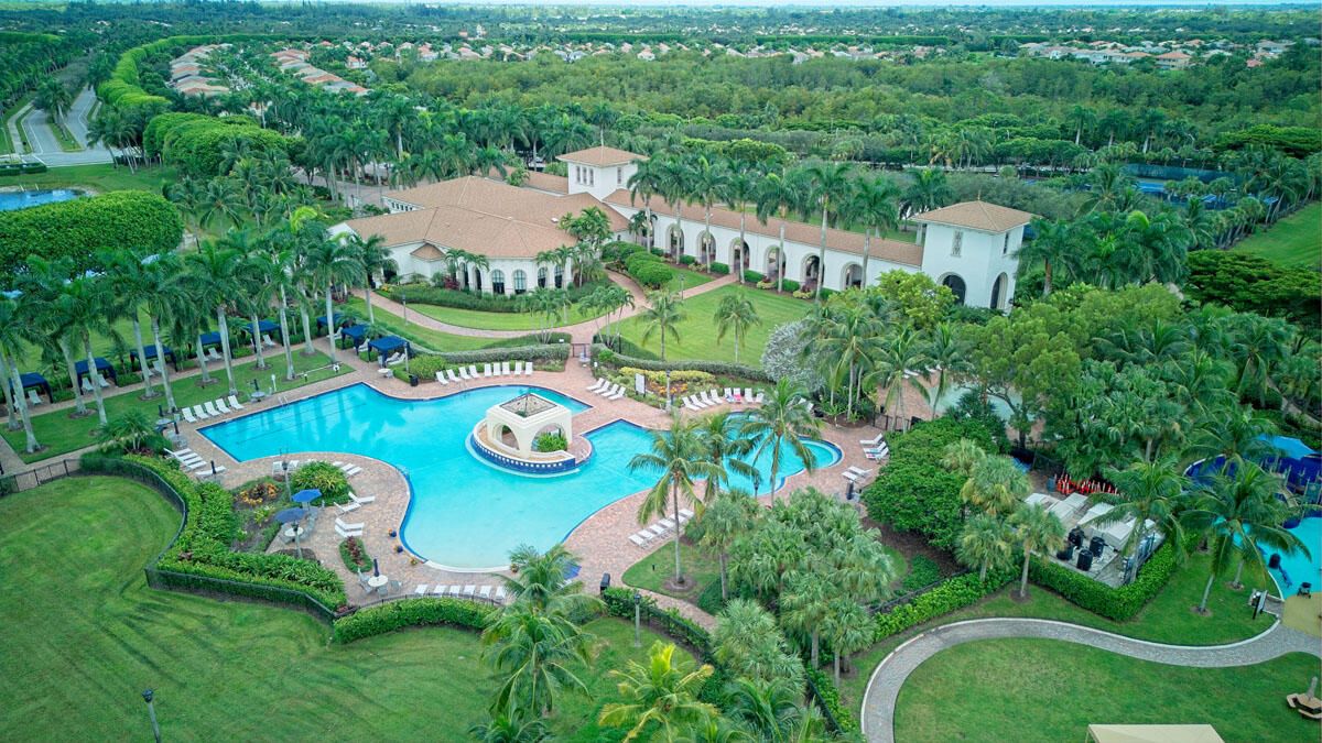 合同活跃: $799,000 (5 贝兹, 2 浴室, 3027 平方英尺)