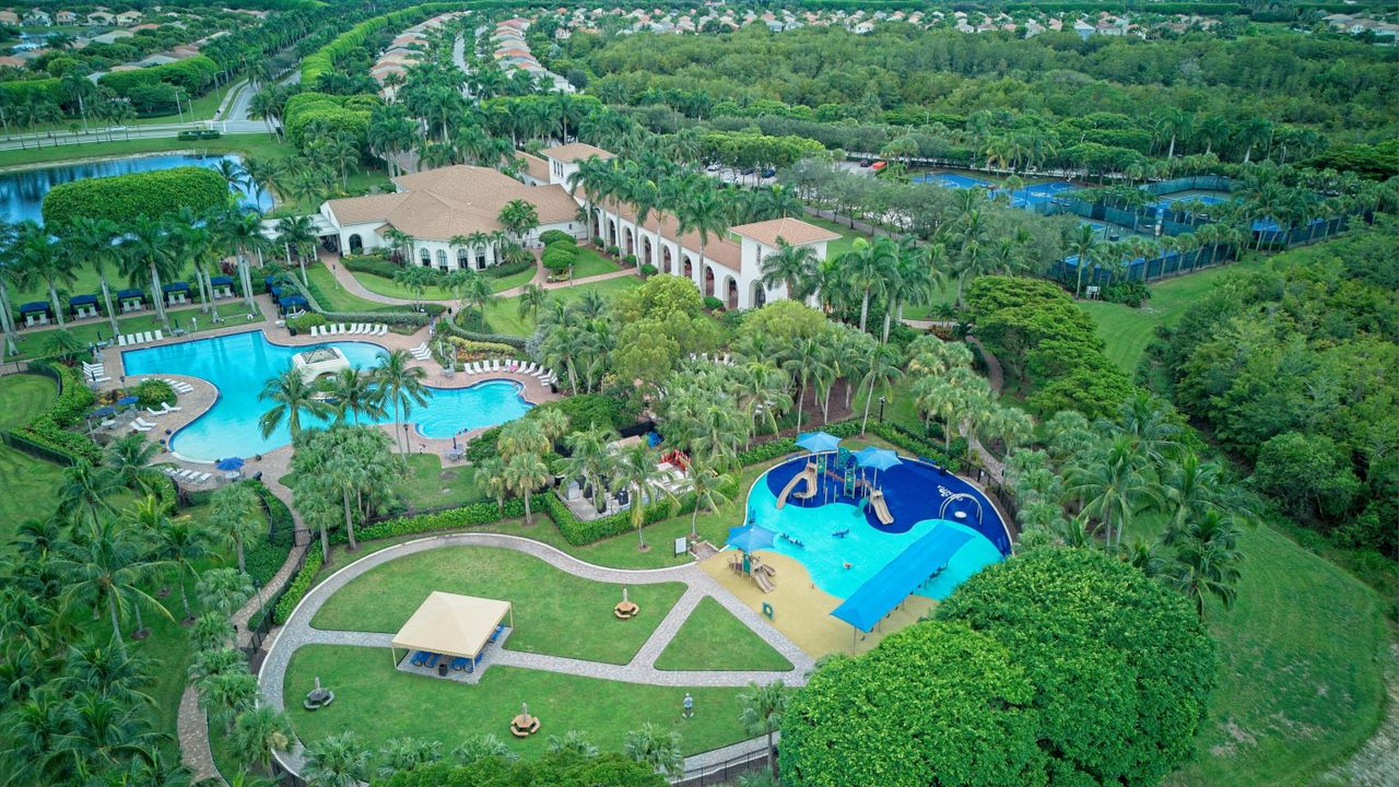 合同活跃: $799,000 (5 贝兹, 2 浴室, 3027 平方英尺)