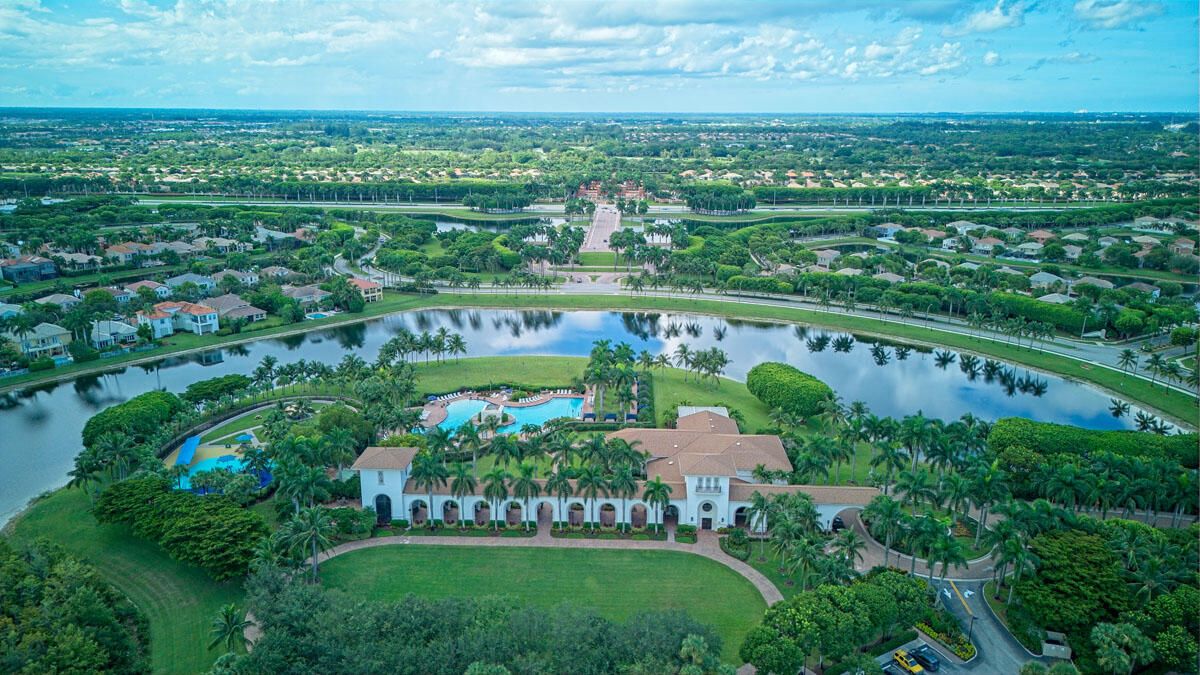 合同活跃: $799,000 (5 贝兹, 2 浴室, 3027 平方英尺)