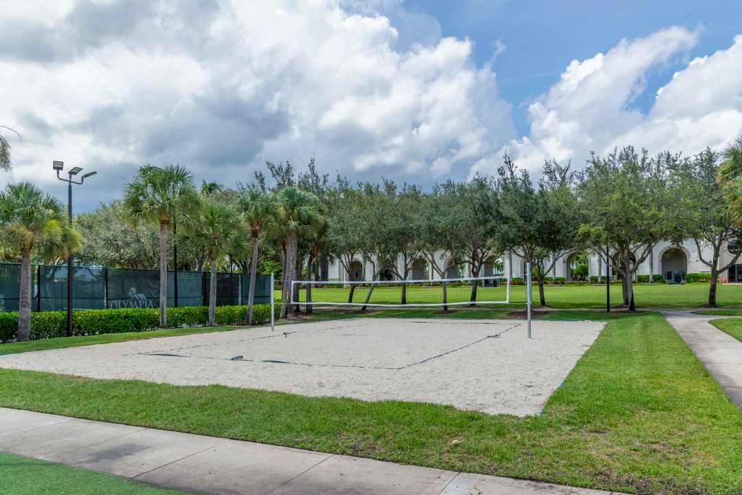 合同活跃: $799,000 (5 贝兹, 2 浴室, 3027 平方英尺)