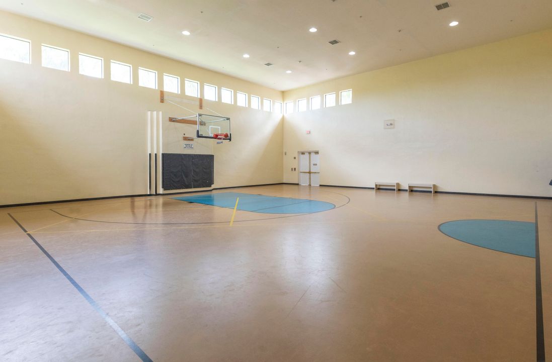 合同活跃: $799,000 (5 贝兹, 2 浴室, 3027 平方英尺)