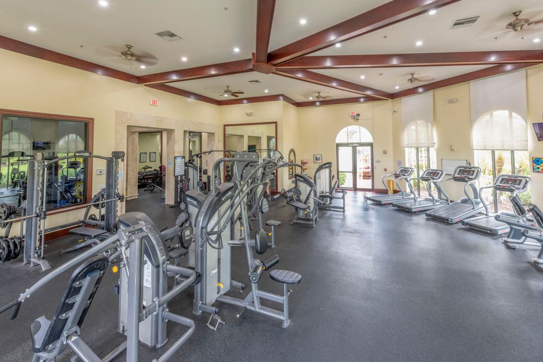 合同活跃: $799,000 (5 贝兹, 2 浴室, 3027 平方英尺)