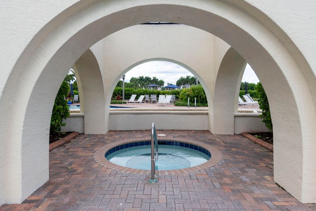 合同活跃: $799,000 (5 贝兹, 2 浴室, 3027 平方英尺)