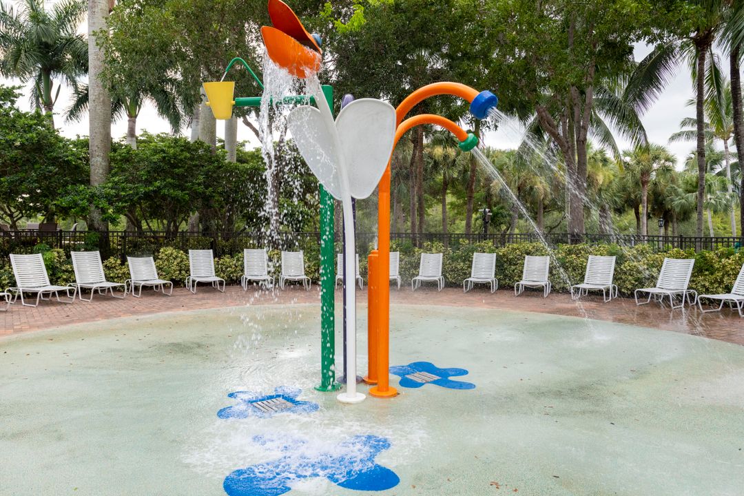 合同活跃: $799,000 (5 贝兹, 2 浴室, 3027 平方英尺)