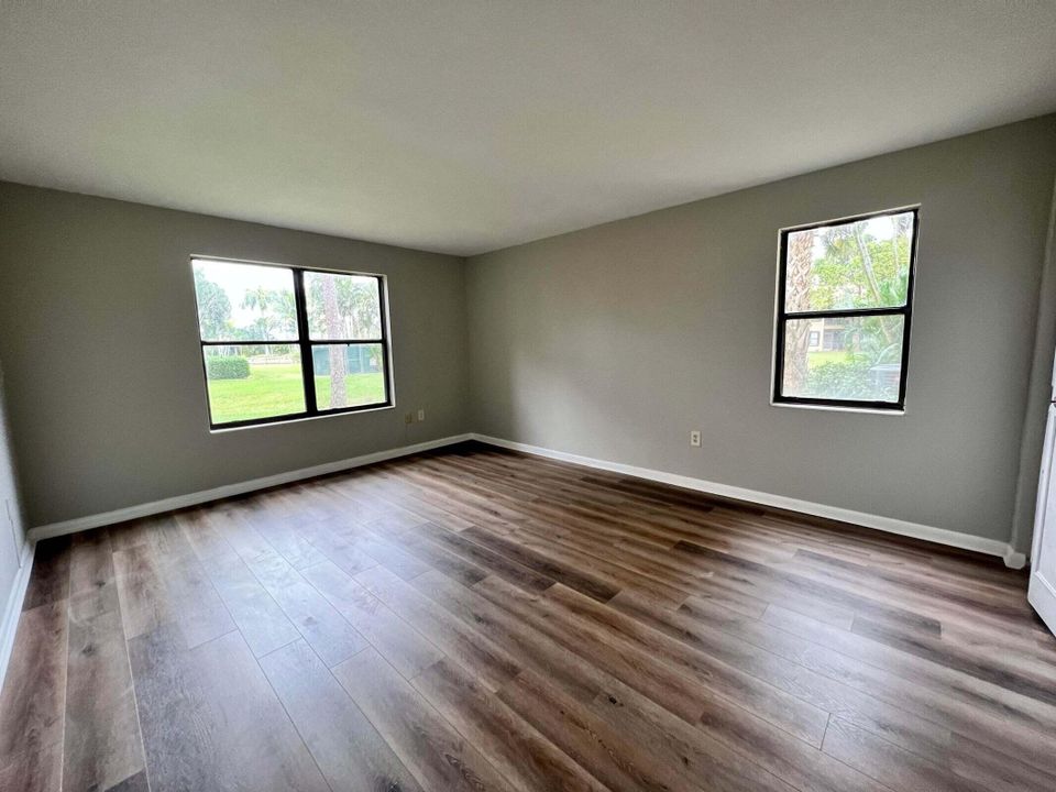 合同活跃: $2,200 (2 贝兹, 2 浴室, 1180 平方英尺)