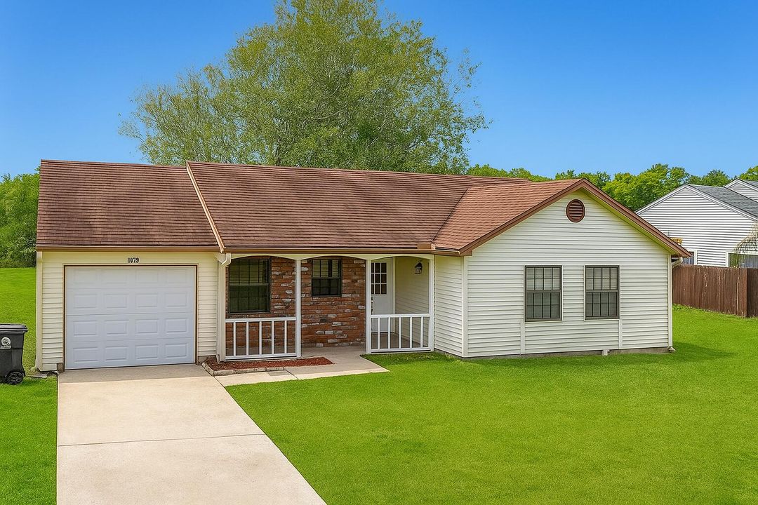 Recently Sold: $295,000 (3 beds, 2 baths, 992 Square Feet)