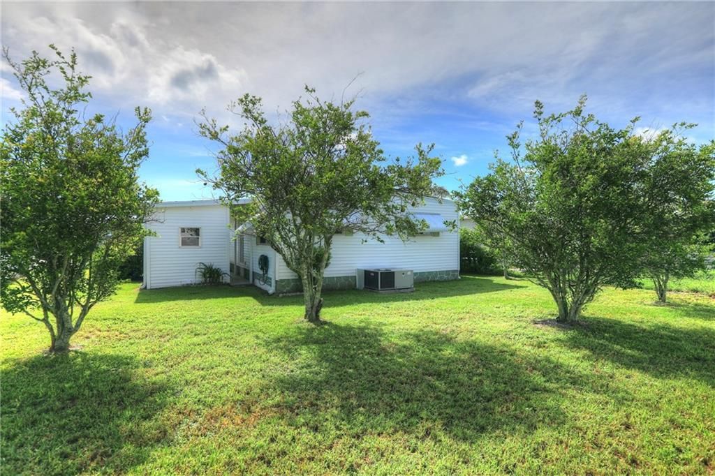 For Sale: $137,000 (2 beds, 1 baths, 736 Square Feet)