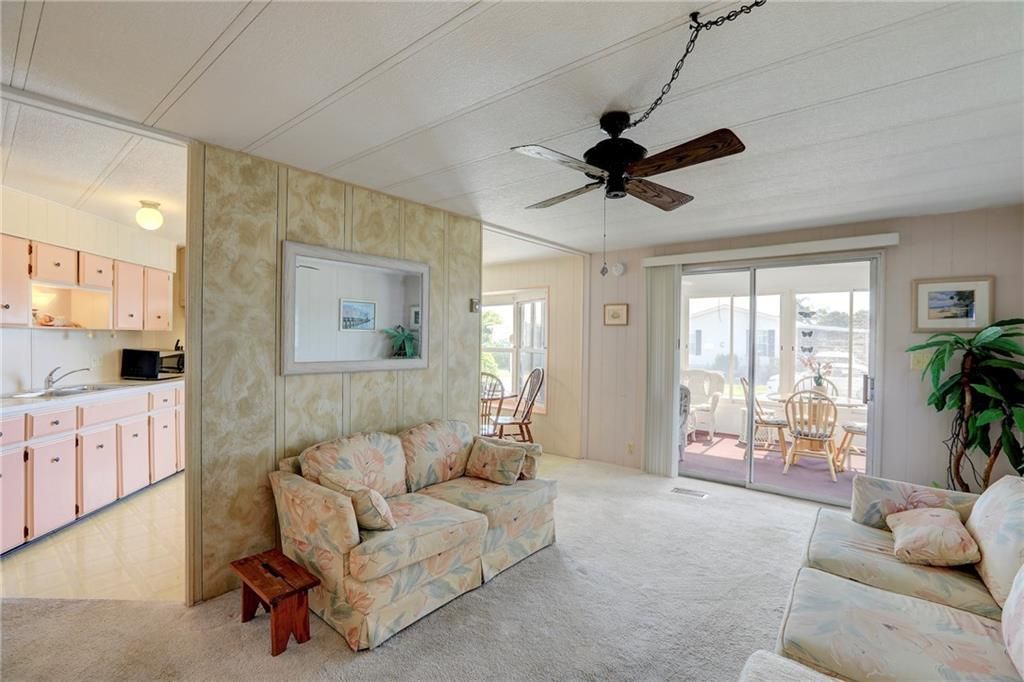 For Sale: $137,000 (2 beds, 1 baths, 736 Square Feet)