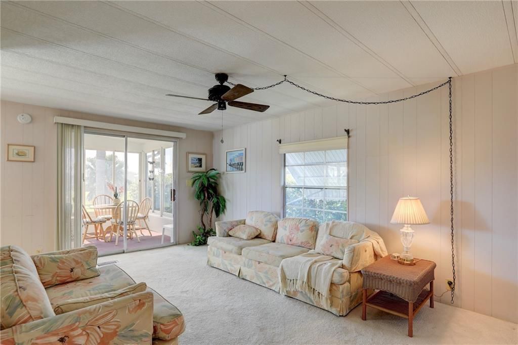 For Sale: $137,000 (2 beds, 1 baths, 736 Square Feet)