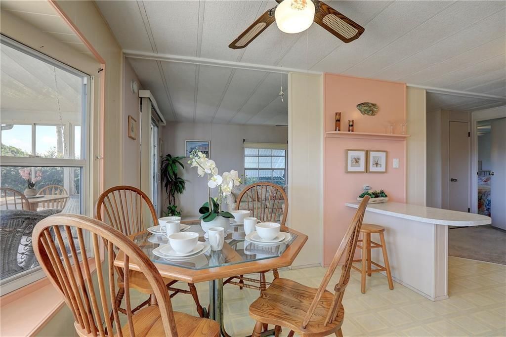 For Sale: $137,000 (2 beds, 1 baths, 736 Square Feet)