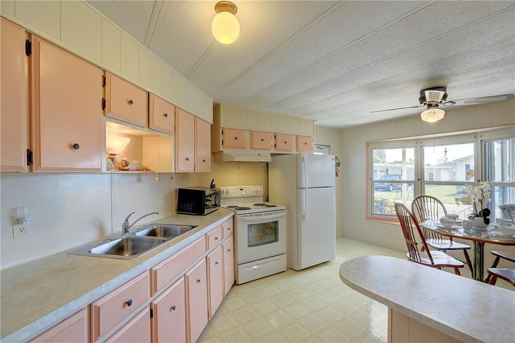 For Sale: $137,000 (2 beds, 1 baths, 736 Square Feet)