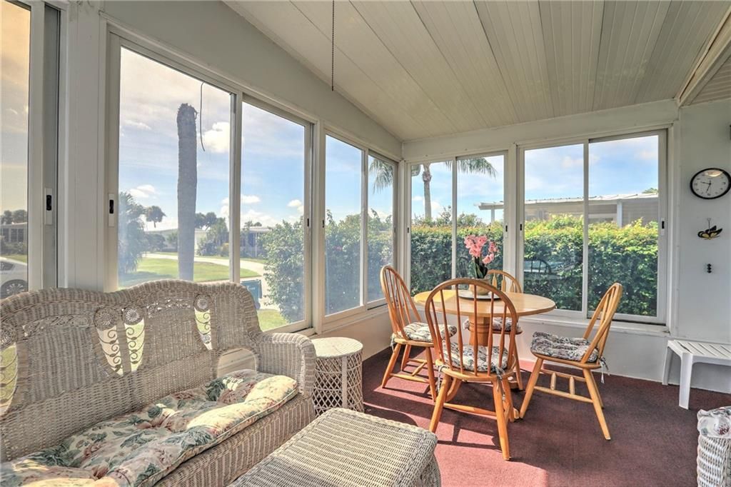 For Sale: $137,000 (2 beds, 1 baths, 736 Square Feet)