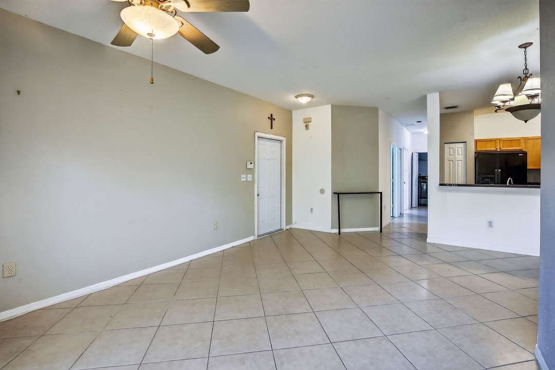 合同活跃: $330,000 (3 贝兹, 2 浴室, 1210 平方英尺)