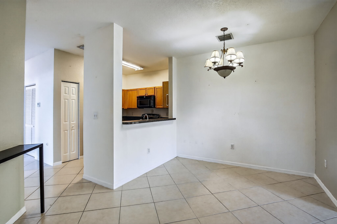 合同活跃: $330,000 (3 贝兹, 2 浴室, 1210 平方英尺)