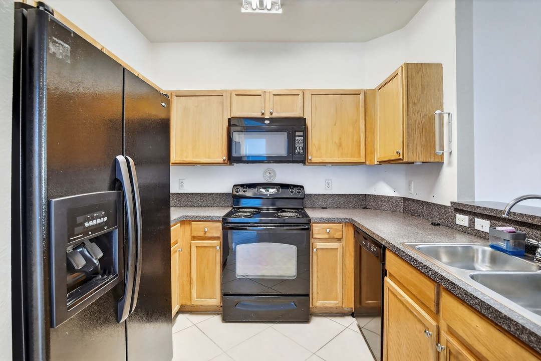 合同活跃: $330,000 (3 贝兹, 2 浴室, 1210 平方英尺)