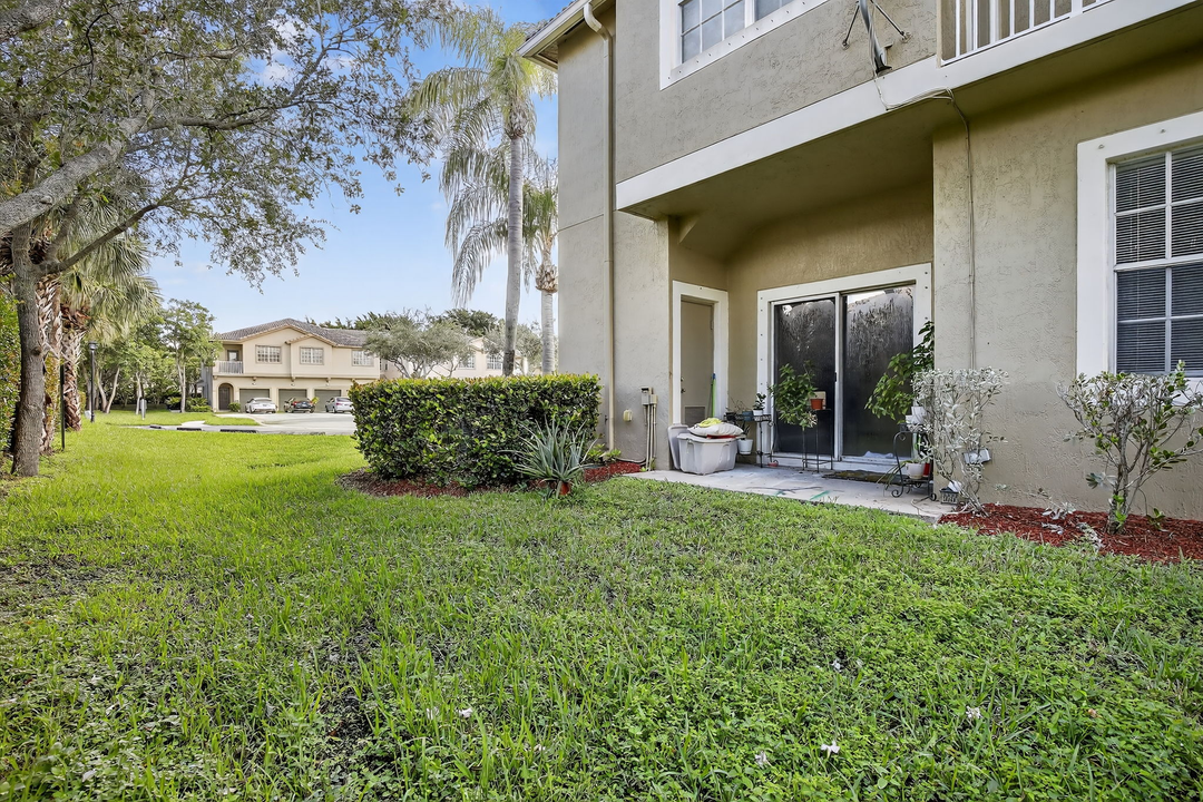 合同活跃: $330,000 (3 贝兹, 2 浴室, 1210 平方英尺)