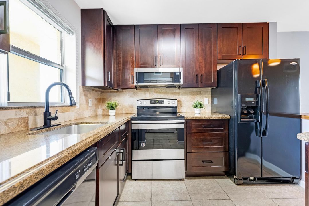 合同活跃: $2,000 (3 贝兹, 2 浴室, 840 平方英尺)