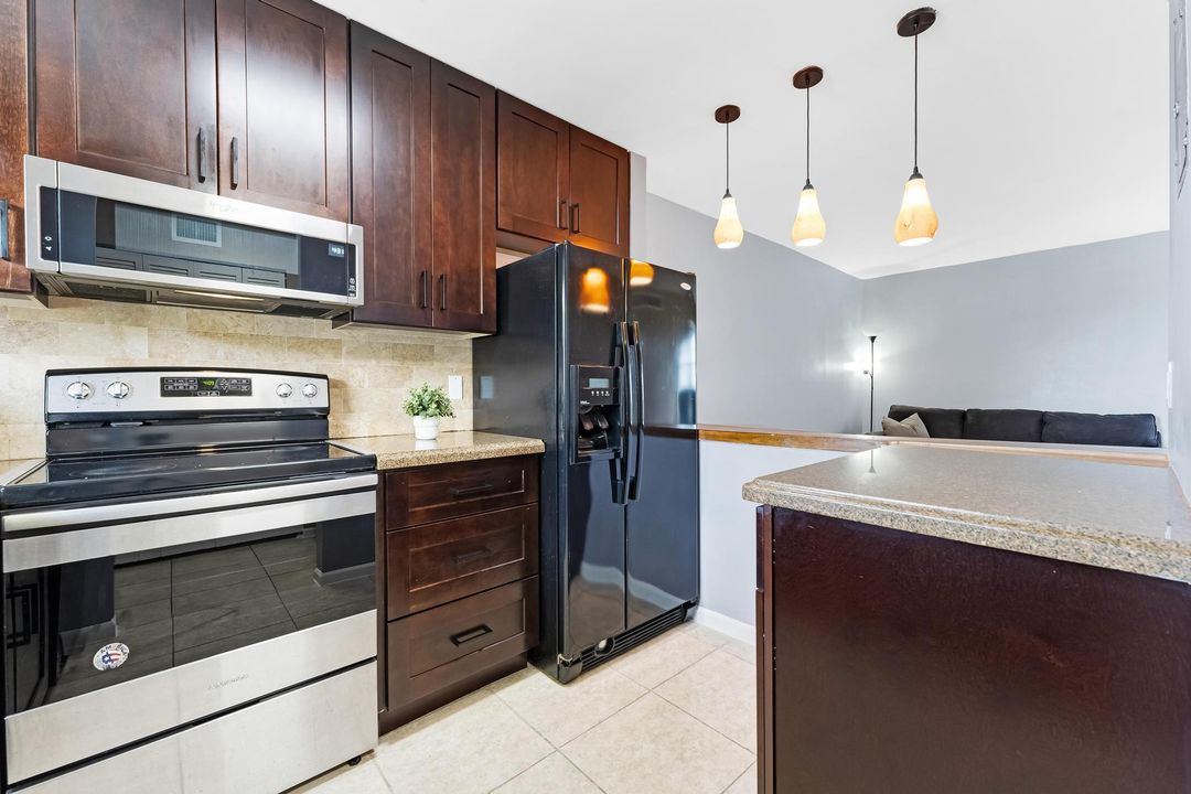 合同活跃: $2,000 (3 贝兹, 2 浴室, 840 平方英尺)