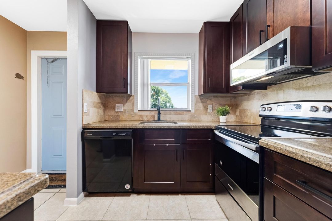 合同活跃: $2,000 (3 贝兹, 2 浴室, 840 平方英尺)