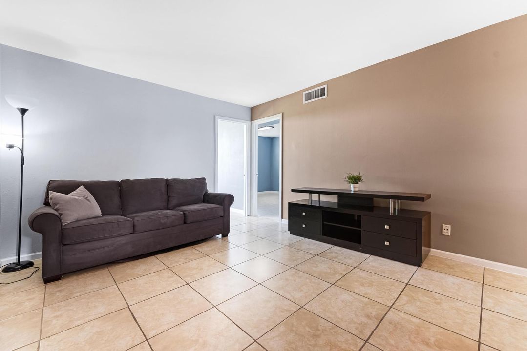 合同活跃: $2,000 (3 贝兹, 2 浴室, 840 平方英尺)