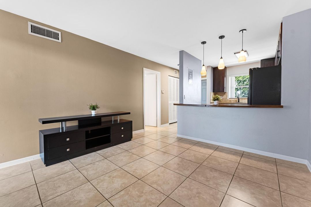 合同活跃: $2,000 (3 贝兹, 2 浴室, 840 平方英尺)