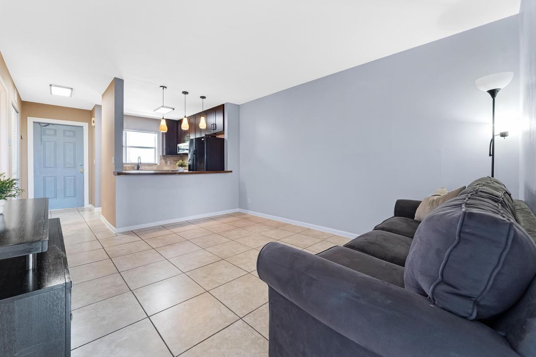 合同活跃: $2,000 (3 贝兹, 2 浴室, 840 平方英尺)