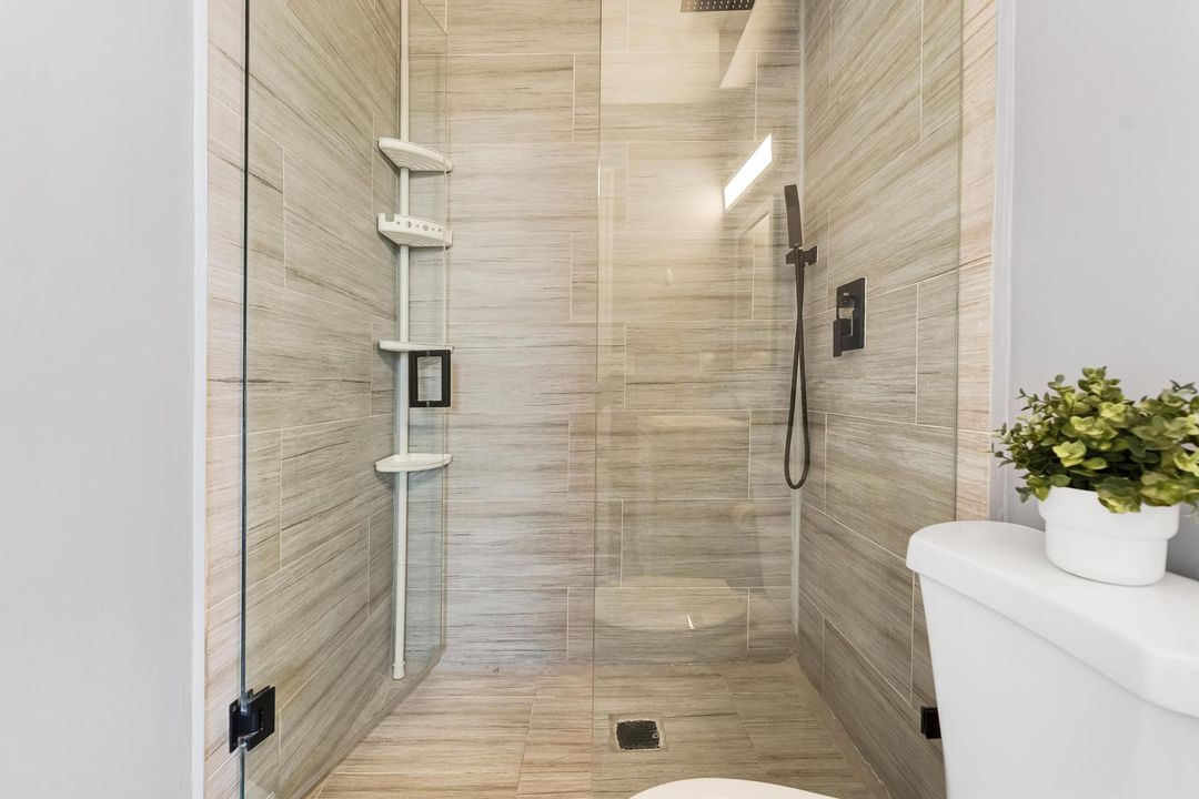 合同活跃: $2,000 (3 贝兹, 2 浴室, 840 平方英尺)