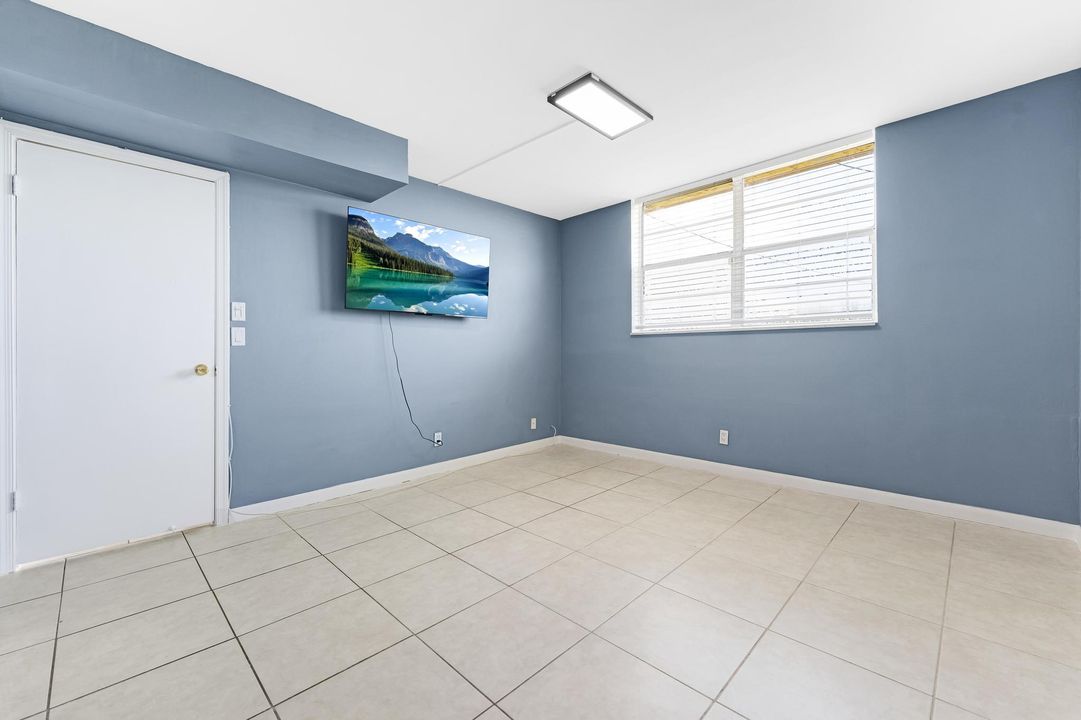 合同活跃: $2,000 (3 贝兹, 2 浴室, 840 平方英尺)